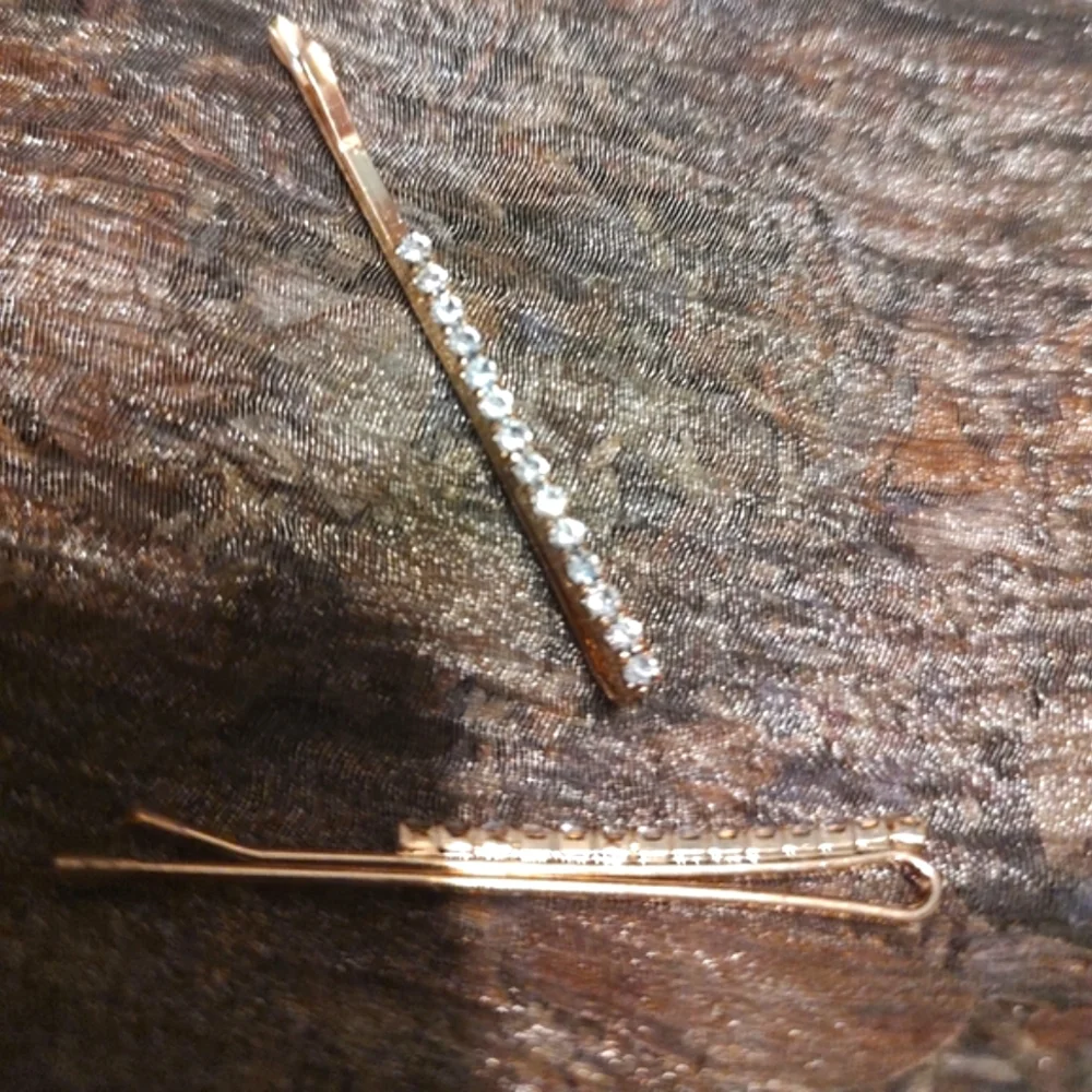 🔸💎🔸NWOT Sparkling Brilliant Petite Round Cut Rhinestone & Gold Clasp Barrette